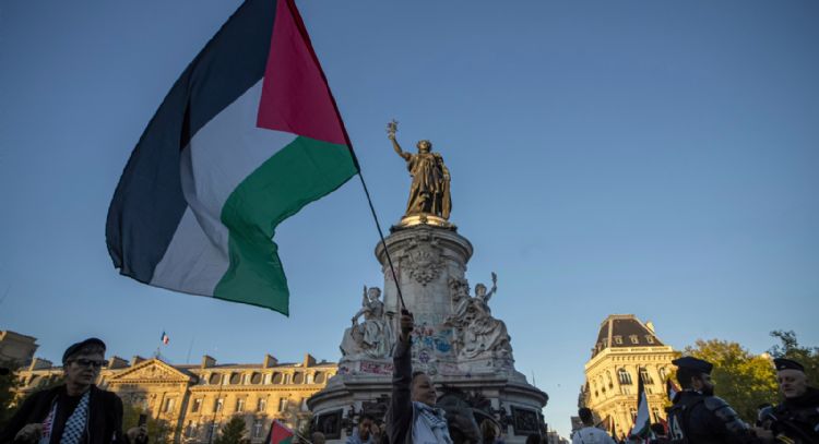 Alcaldes franceses izan banderas palestinas pese a órdenes del gobierno antes de asamblea de ONU