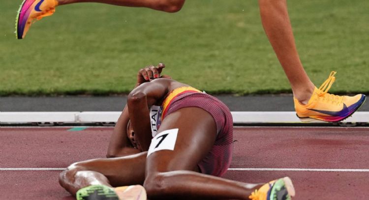 Campeona olímpica sufrió impactante caída al saltar un obstáculo en la prueba de los 3 mil metros