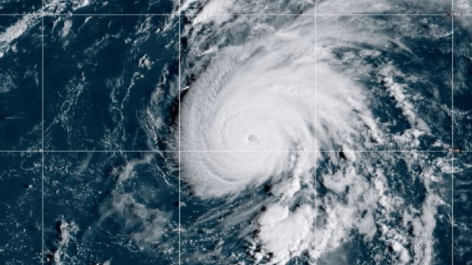 Gabrielle se intensifica rápidamente a huracán categoría 3 en el Atlántico, lejos de tierra firme