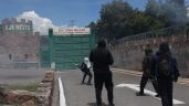 Foto ilustrativa de la nota titulada: Padres de los 43 bloquean autopista del Sol; normalistas lanzan petardos a cuartel militar