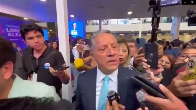 Fiscal da manotazo a reportero que preguntó por fiesta en instalaciones de la FGE Guanajuato (Video)