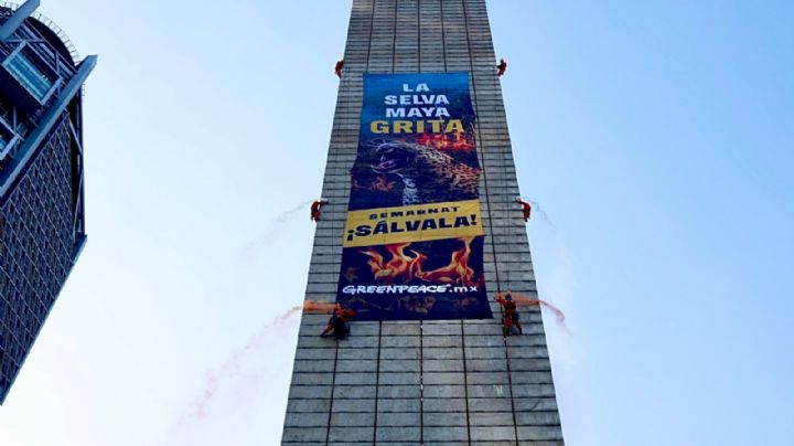 Greenpeace coloca pancarta en la Estela de Luz contra la deforestación en la Selva Maya