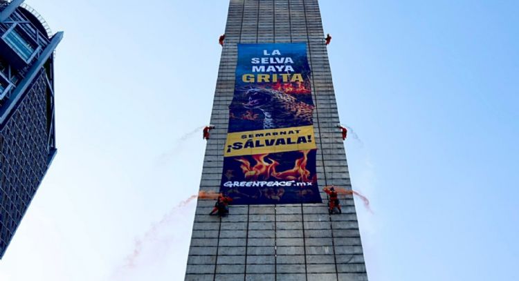 Greenpeace coloca pancarta en la Estela de Luz contra la deforestación en la Selva Maya