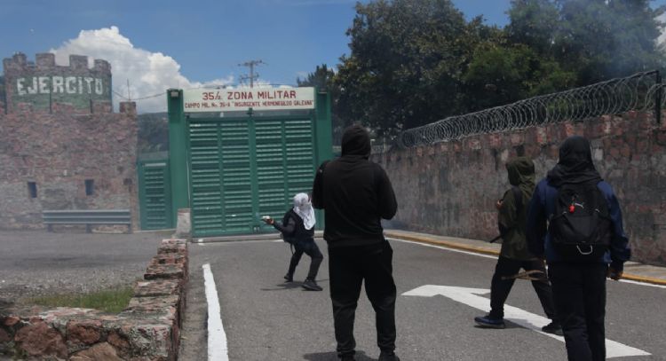 Padres de los 43 bloquean autopista del Sol; normalistas lanzan petardos a cuartel militar
