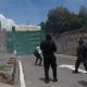 Padres de los 43 bloquean autopista del Sol; normalistas lanzan petardos a cuartel militar