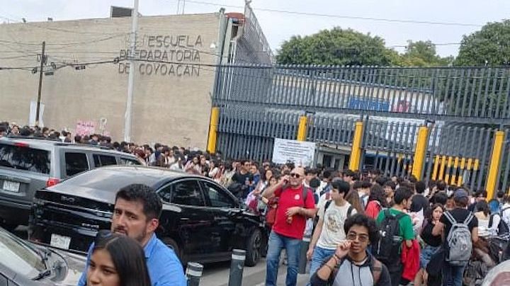 Desalojan la Prepa 6 de la UNAM por presunta amenaza de bomba