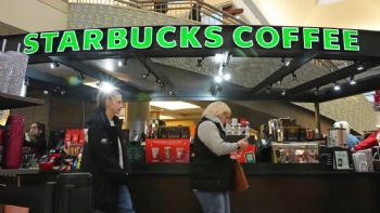 Starbucks cerrará tiendas y despedirá a 900 empleados como parte de plan de recuperación