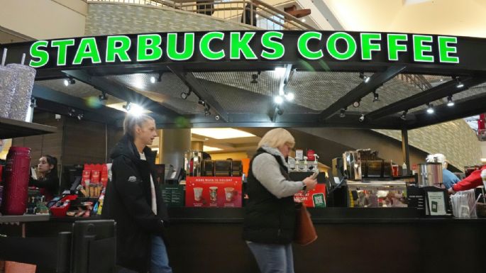 Starbucks cerrará tiendas y despedirá a 900 empleados como parte de plan de recuperación