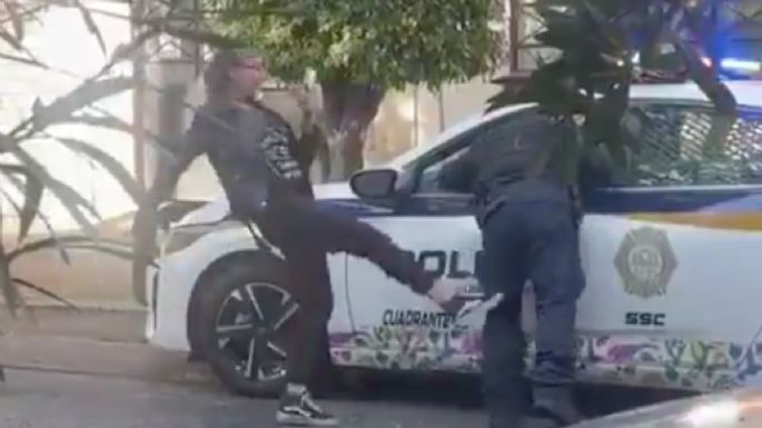 Captan a una mujer insultando y pateando a un policía en la Benito Juárez (Video)