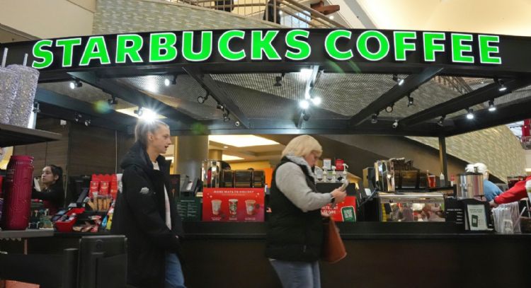 Starbucks cerrará tiendas y despedirá a 900 empleados como parte de plan de recuperación