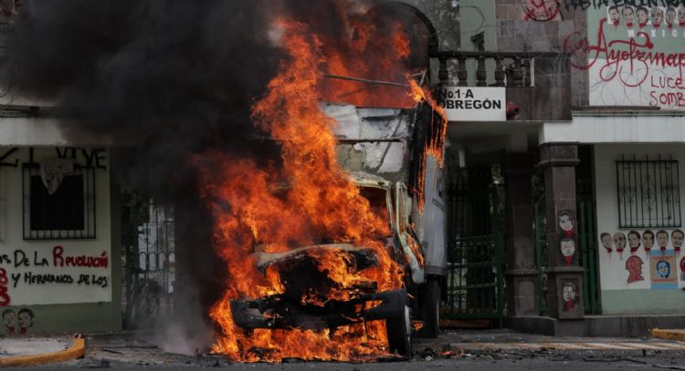 Ayotzinapa: Derriban puerta del Campo Militar 1 en CDMX e incendian camión (Video y fotogalería)