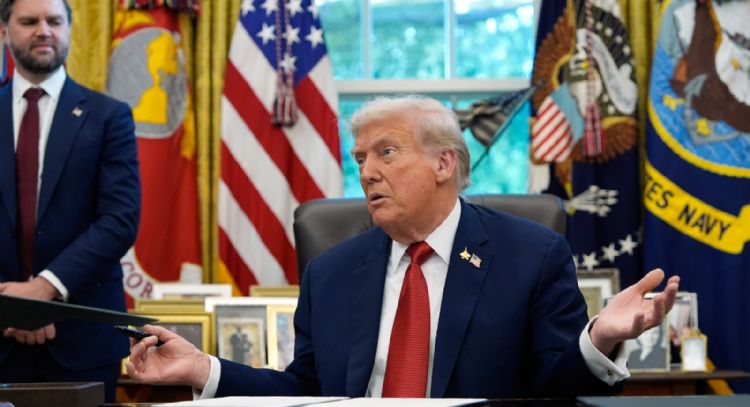 Trump anuncia aranceles de 100% a medicamentos y otras tasas para muebles y camiones pesados