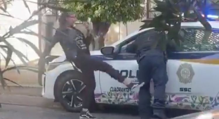 Captan a una mujer insultando y pateando a un policía en la Benito Juárez (Video)