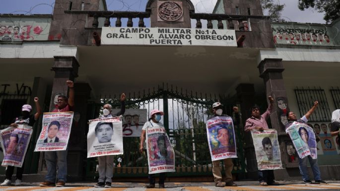 Padres de los 43 normalistas exigen a Sheinbaum la entrega de los 800 folios que Sedena les niega