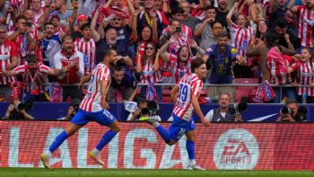 Julián Álvarez anota dos goles y Atlético golea 5-2 al Real Madrid en el derbi madrileño