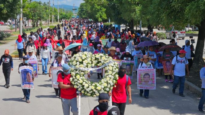 "Nadie se imagino llegar a los 11 años sin justicia": padres de los 43 cierran jornada de lucha