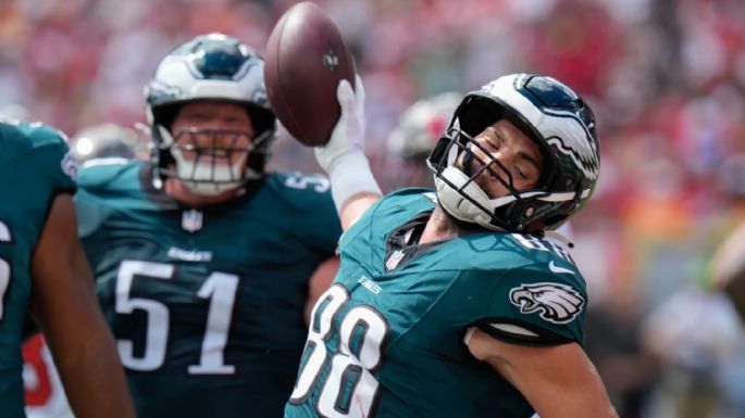 Los Eagles ganan 31-25 a los Buccaneers y mantienen su invicto