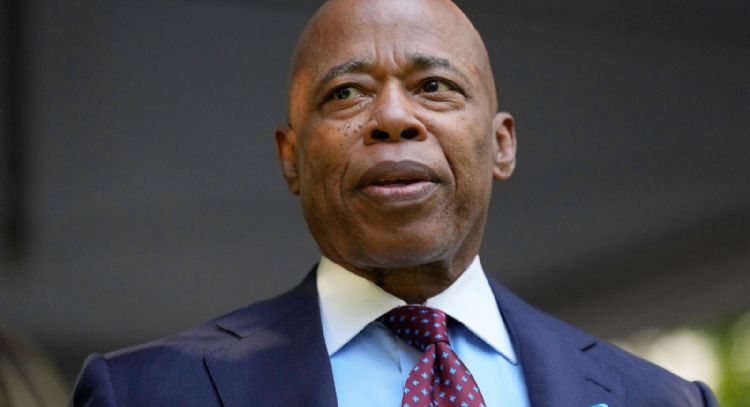 Alcalde de Nueva York, Eric Adams abandona su campaña de reelección