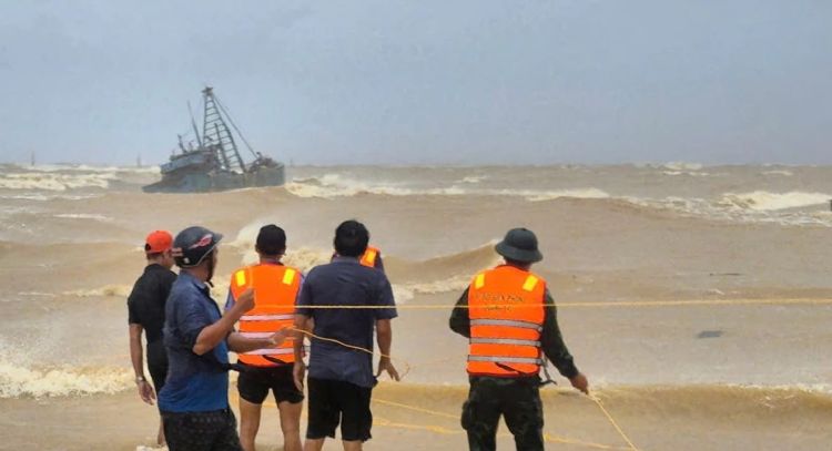 Vietnam evacúa a miles de personas y cierra aeropuertos tras el paso del tifón Bualoi
