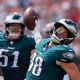 Los Eagles ganan 31-25 a los Buccaneers para mantenerse invictos