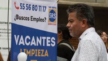 Peso gana ante incertidumbre y despidos masivos en Estados Unidos