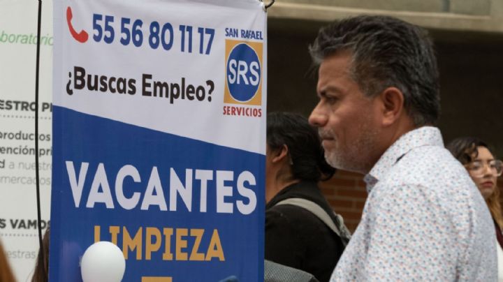 Peso gana ante incertidumbre y despidos masivos en Estados Unidos
