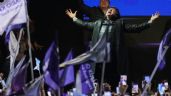 Foto ilustrativa de la nota titulada: Vuelven a lanzar piedras a Milei en el cierre de campaña en Buenos Aires