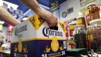 Constellation Brands reduce pronóstico de ventas mientras consumidores en EU compran menos cerveza