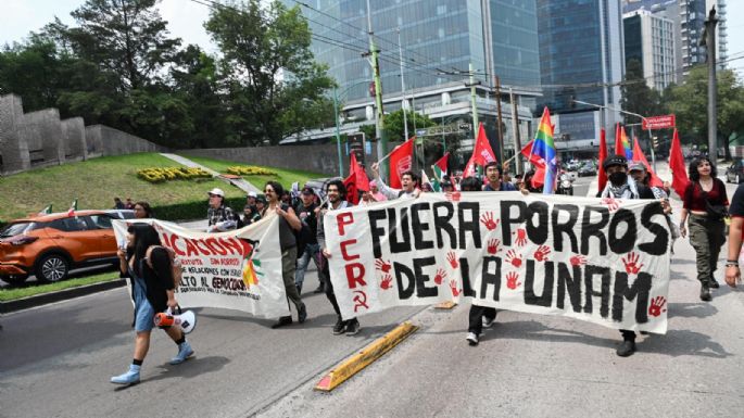 Marchan para exigir la salida de porros de la UNAM; un grupo vandaliza instalaciones