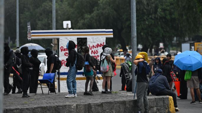 Marchan para exigir la salida de porros de la UNAM; un grupo vandaliza instalaciones