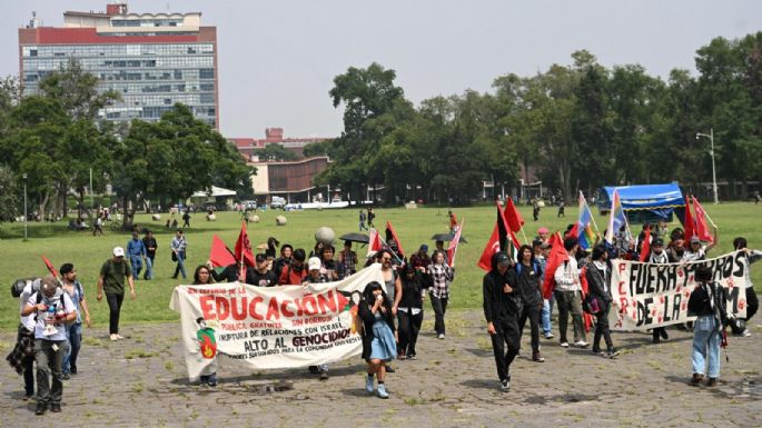 Marchan para exigir la salida de porros de la UNAM; un grupo vandaliza instalaciones