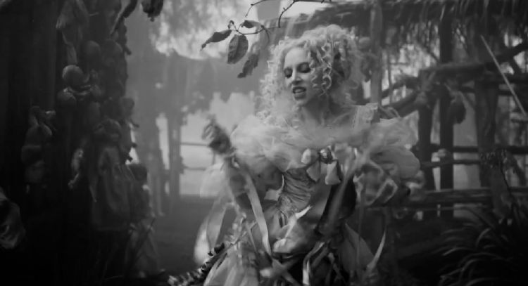Lady Gaga estrena video grabado en Xochimilco y dirigido por Tim Burton