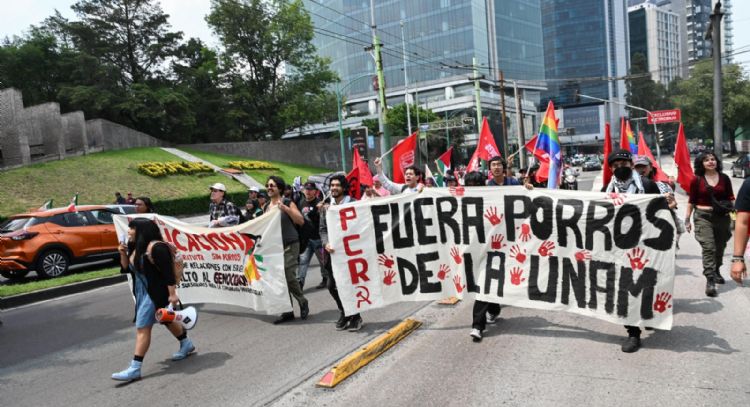 Marchan para exigir la salida de porros de la UNAM; un grupo vandaliza instalaciones