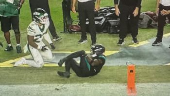 Tyreek Hill, de los Dolphins, se disloca la rodilla izquierda ante los Jets (Video)