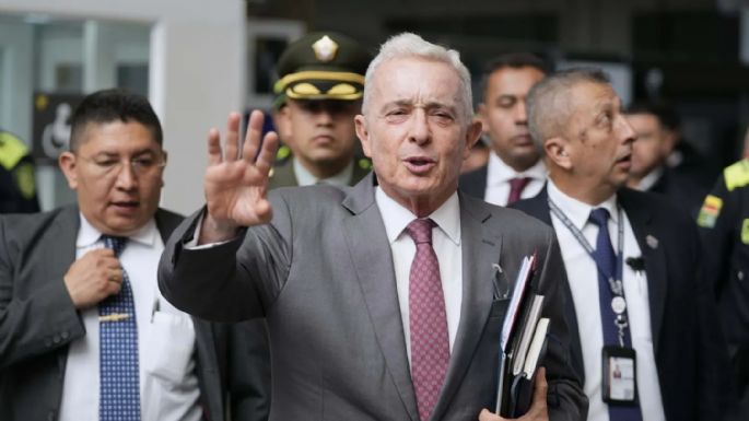 Condenan a siete años de prisión por soborno a exabogado del expresidente colombiano Álvaro Uribe
