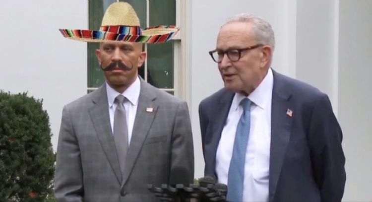 Trump se burla de sus opositores al ritmo del Jarabe Tapatío (Video)