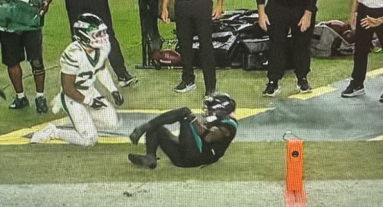 Tyreek Hill, de los Dolphins, se disloca la rodilla izquierda ante los Jets (Video)