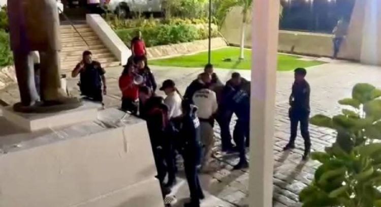 Reprimen manifestación contra nuevo magistrado del TSJ Campeche, acusado de violencia de género