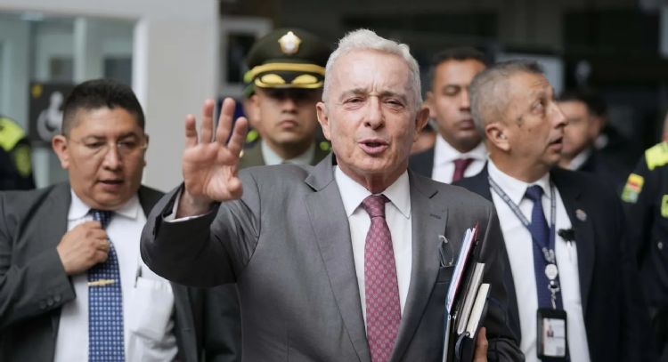 Condenan a siete años de prisión por soborno a exabogado del expresidente colombiano Álvaro Uribe