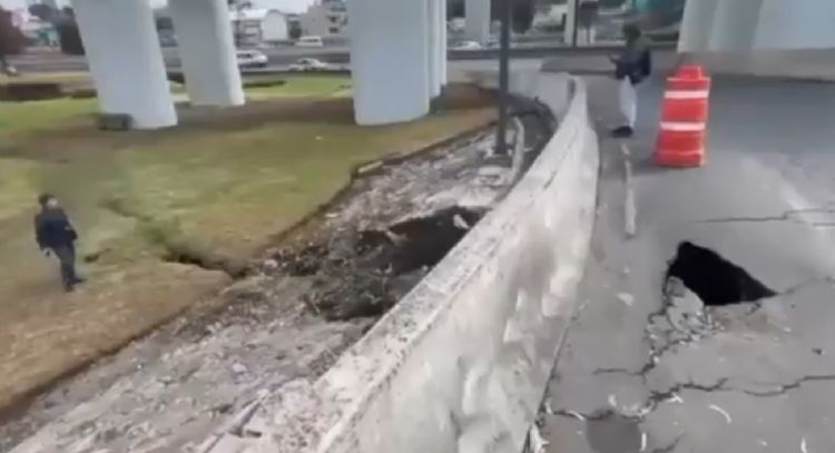 Se forma un socavón en la zona del Puente de la Concordia de Iztapalapa (Video)