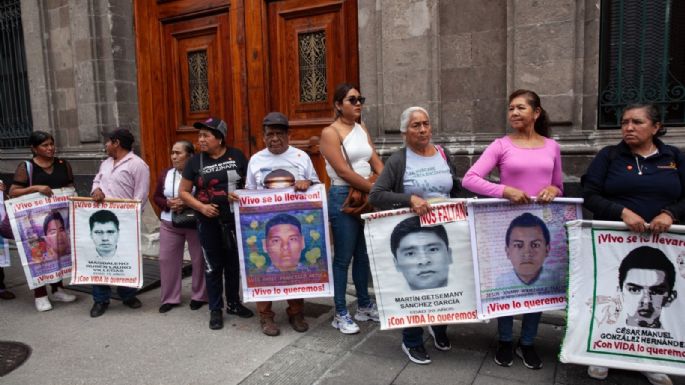 Padres de los normalistas de Ayotzinapa salen “decepcionados” de reunión con Sheinbaum