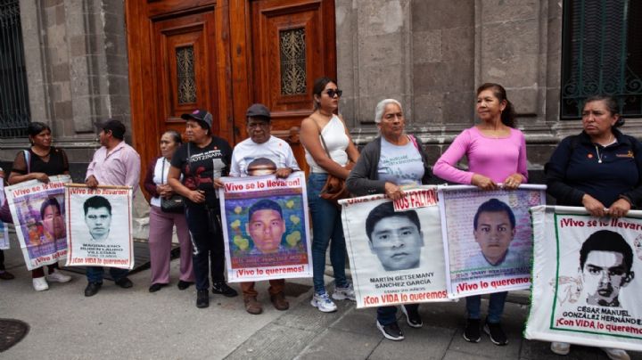 Padres de los normalistas de Ayotzinapa salen “decepcionados” de reunión con Sheinbaum