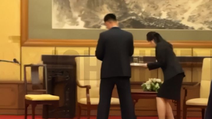 Asistentes de Kim Jong-Un limpian rastros de su ADN tras cumbre con Putin en China (Video)