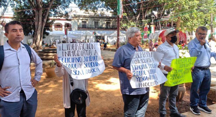 Exigen liberar a candidato a presidencia municipal y a su esposa, detenidos sin orden de aprehensión