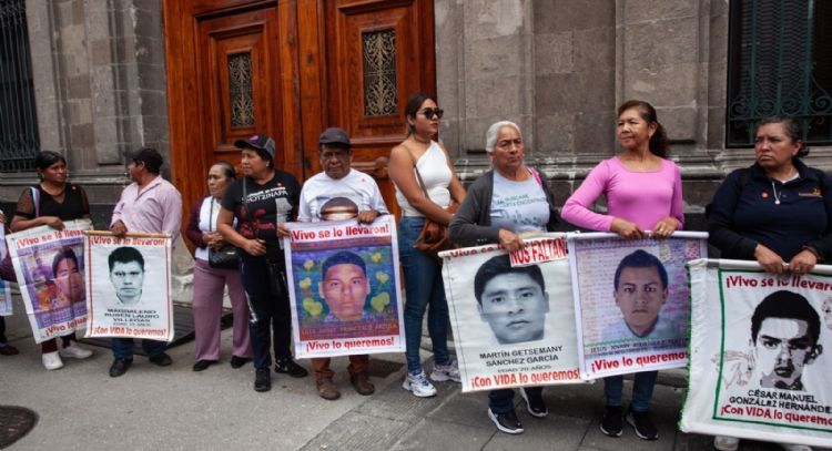 Padres de los normalistas de Ayotzinapa salen “decepcionados” de reunión con Sheinbaum
