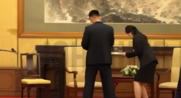 Asistentes de Kim Jong-Un limpian rastros de su ADN tras cumbre con Putin en China (Video)
