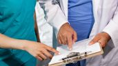 Foto ilustrativa de la nota titulada: Despiden a médicos por grabar VIDEO en TikTok burlándose de pacientes