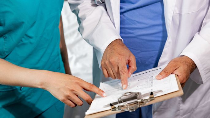 Despiden a médicos por grabar VIDEO en TikTok burlándose de pacientes