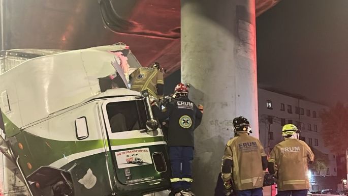 Tráiler choca contra pilar de la Línea B del Metro; reportan un muerto