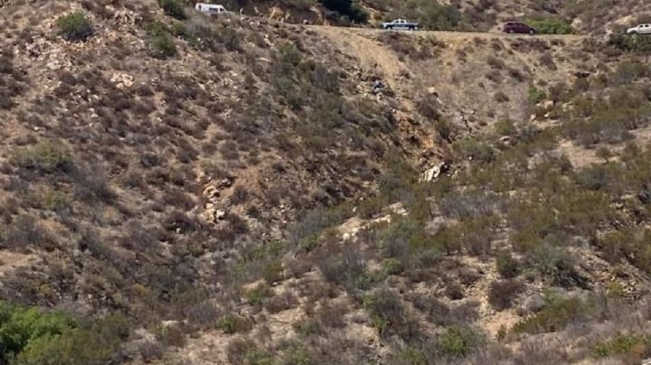 Cae camión de militares a barranco en Ensenada, Baja California; muere un cabo de infantería